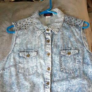 Mark XL blue wash, button down w 2 front pockets, brass brown studs on shoulders